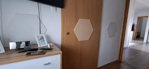 Bilnora extra sűrű hatszögletű öntapadós akusztikus falpanel szobába 9mm vastag 50*50 cm - 04 Camel (bézs)