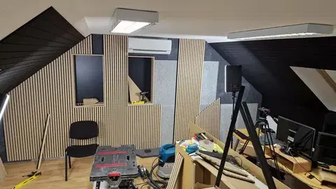 Elitexa extra sűrű hangszigetelő szivacs  - öntapadós, égéskésleltetett - 50x100x2cm