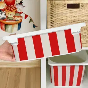 Matrica IKEA TROFAST dobozhoz - Piros csíkok (bézs színűre)